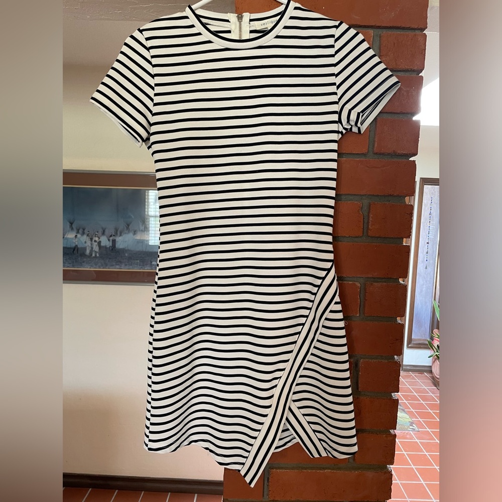Beautiful black and white striped dress with zipper back closure! Worn once